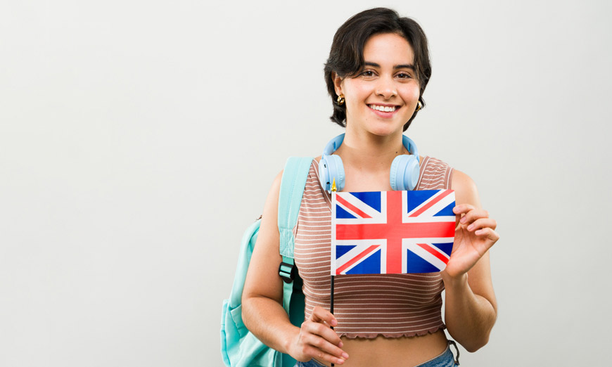 Estudiante sosteniendo bandera de Inglaterra