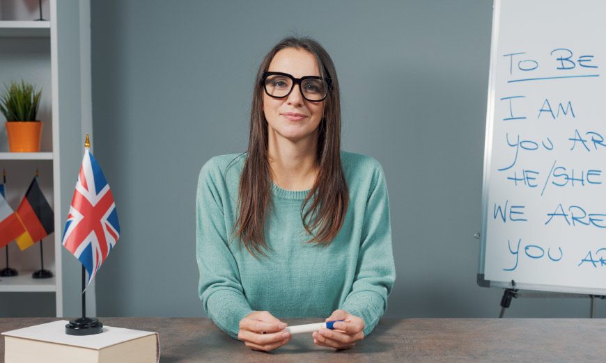 Profesora sentada con marcado en la mano