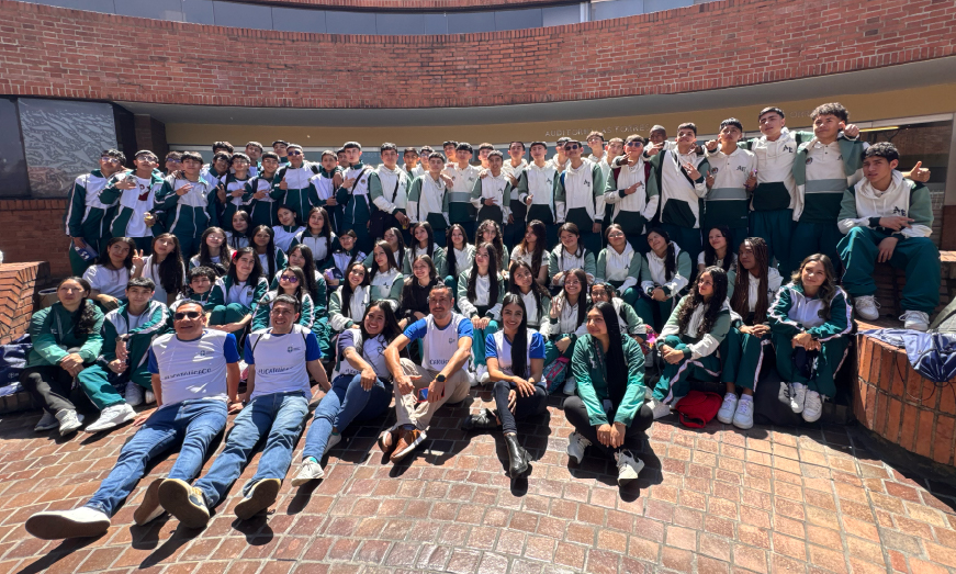 Grupo de estudiantes sonriendo