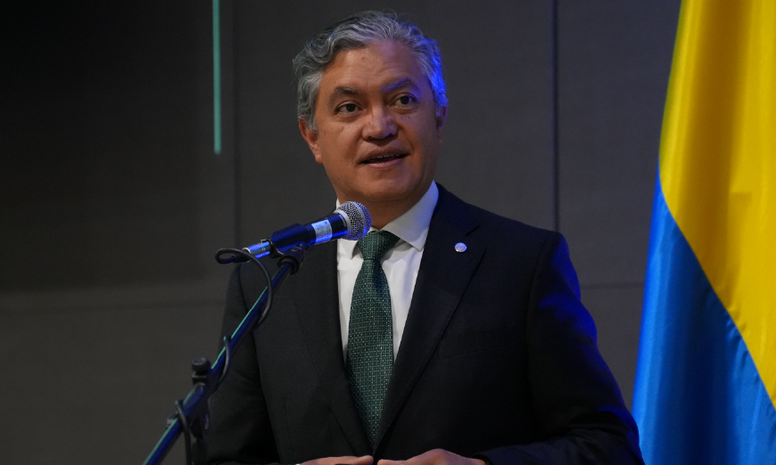 Hombre hablando en micrófono