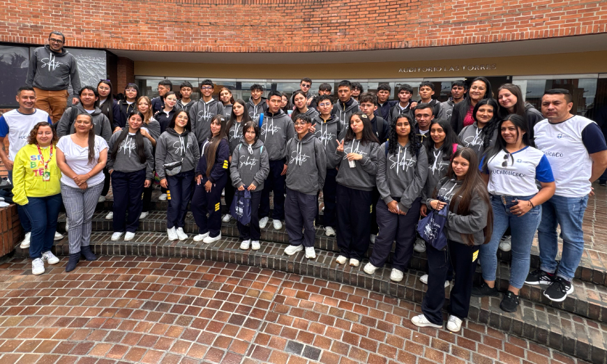 Estudiantes de pie sonriendo