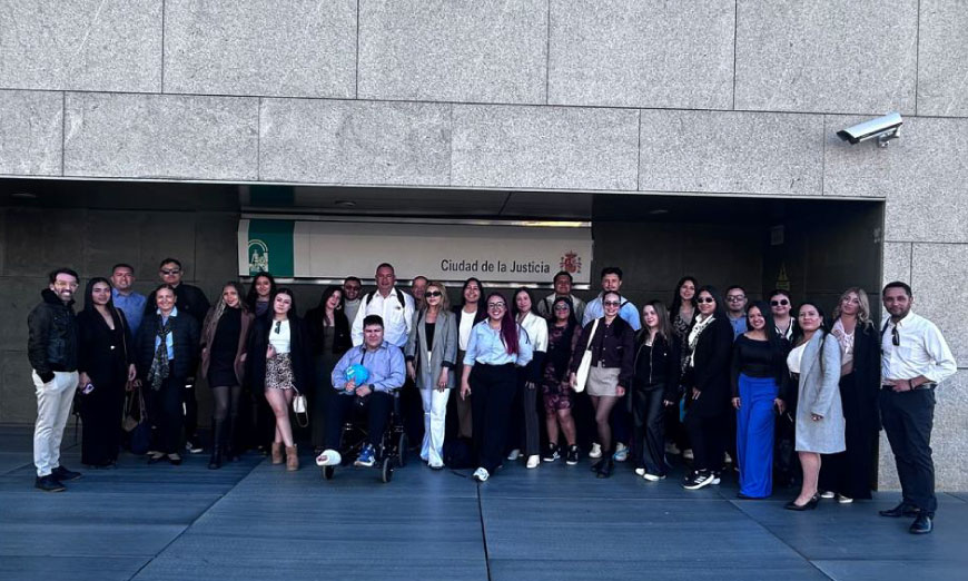 Grupo de personas de pie sonriendo