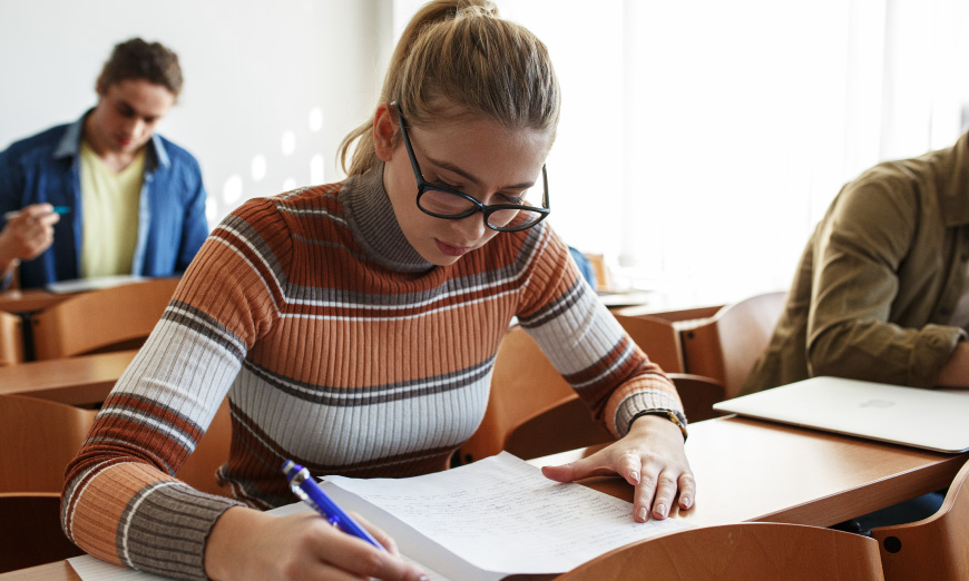 Estudiante realizando examen