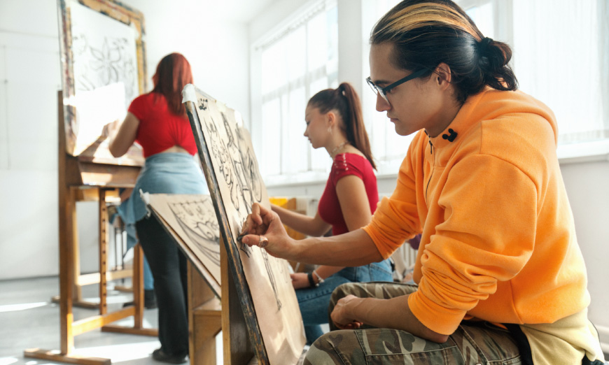 Estudiante en taller de dibujo y pintura