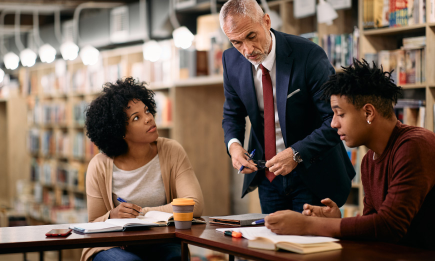 Tres personas hablando