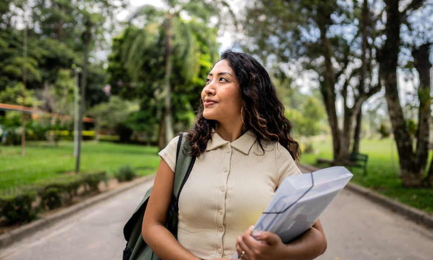Estudiante con cuaderno en la mano
