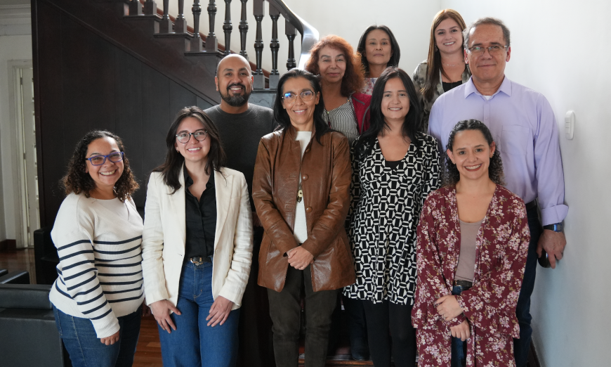 Grupo de personas de pie sonriendo