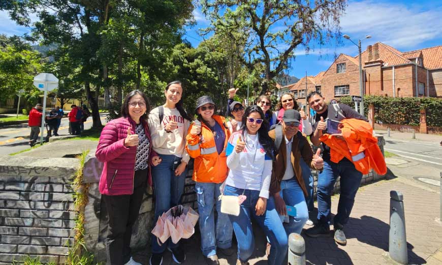Grupo de personas sonriendo