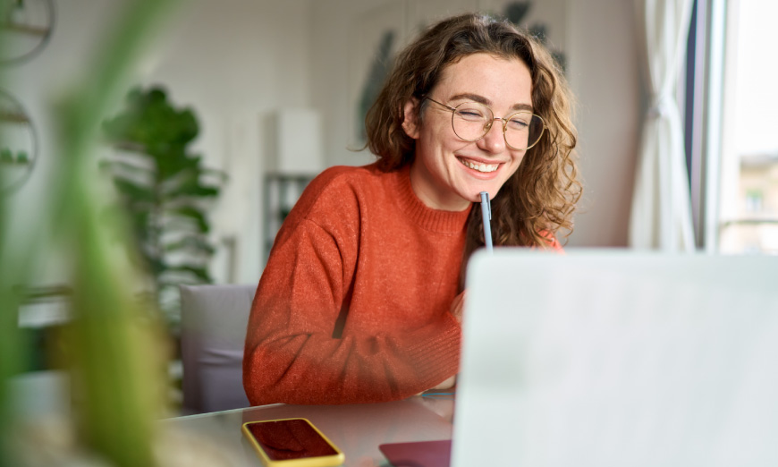 Estudiante mirando el computador