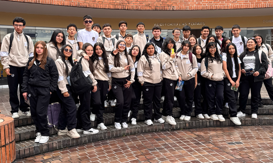 Estudiantes de pie sonriendo