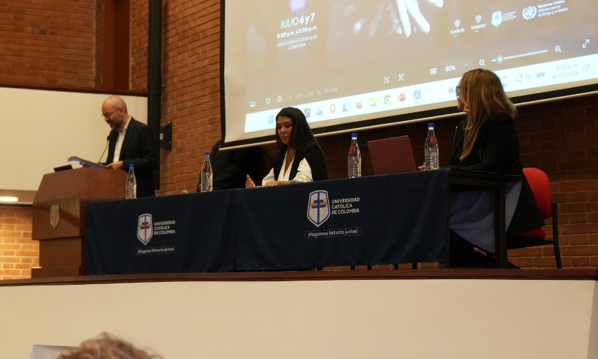 Personas hablando en panel