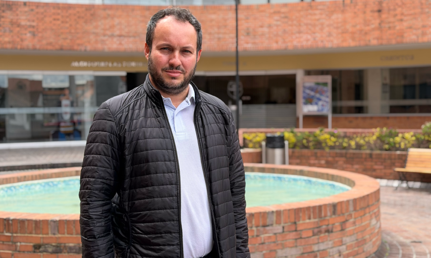Persona de pie diagonal a una fuente de agua