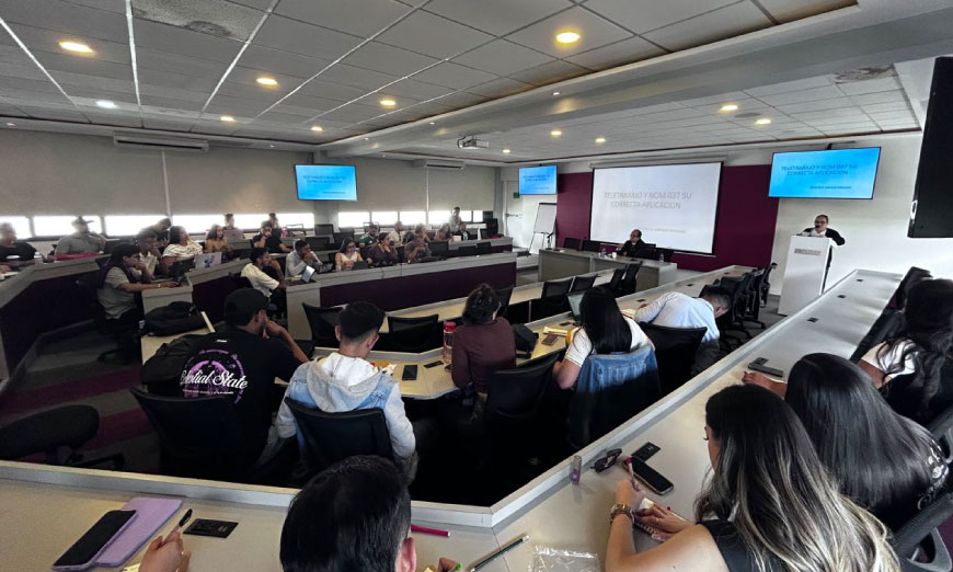 Grupo de estudiantes en salón