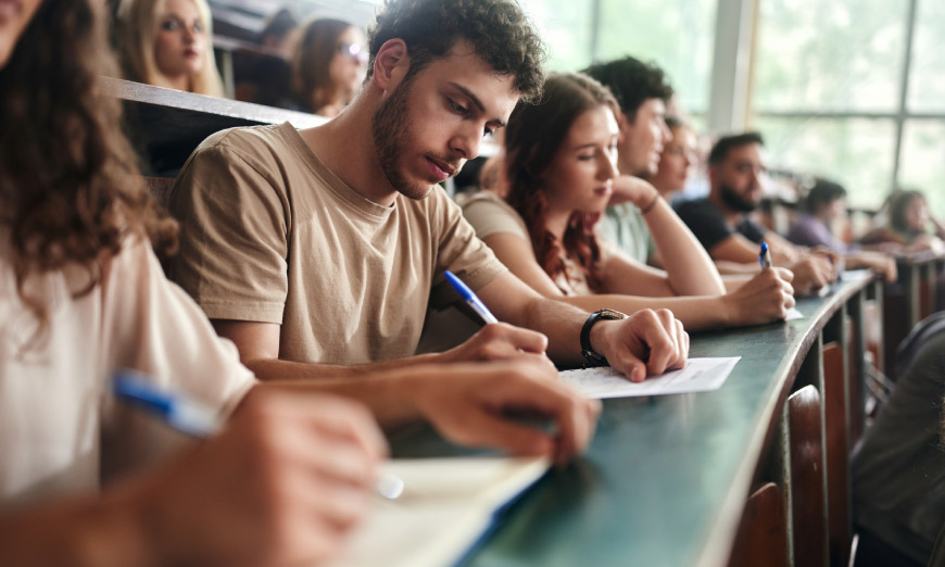Grupo de estudiantes escribiendo