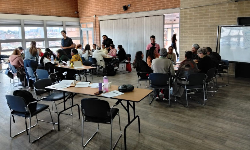 Personas en aula estudiando