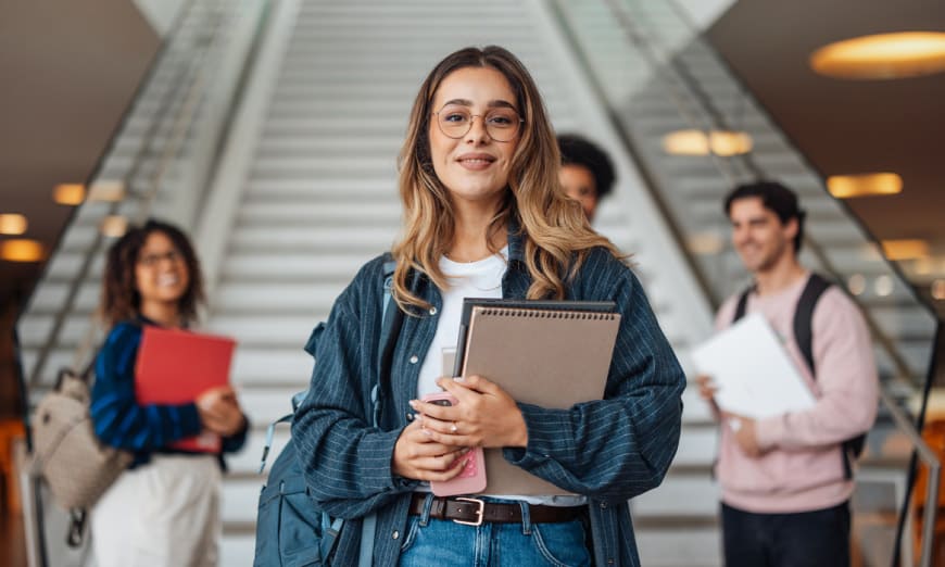 Estudiantes sosteniendo cuaderno