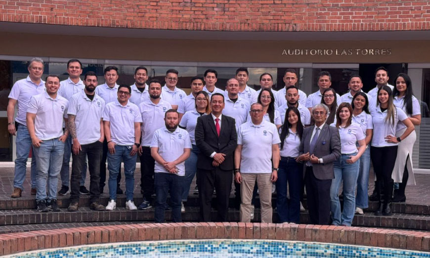 Grupo de hombres y mujeres de pie sonriendo